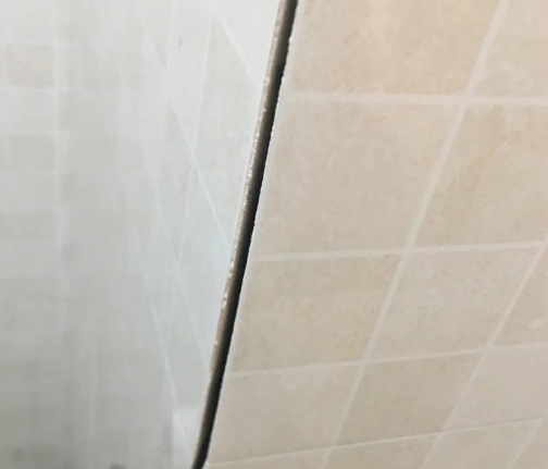 兴平瓷砖空鼓维修公司分享阳台瓷砖脱落的修复过程可以分为以下几个步骤