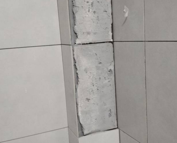兴平瓷砖空鼓维修公司分享下瓷砖施工前基层浇水润湿程度不足，可能导致以下问题