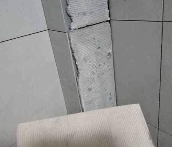 兴平瓷砖空鼓维修公司分享下厨房瓷砖脱落的补救措施。